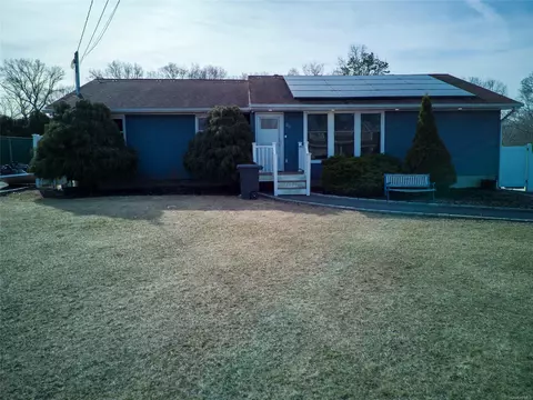 22 Sunset Dr, Shirley, NY 11967