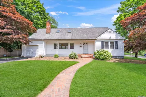 546 Advent St, North Hempstead, NY 11590