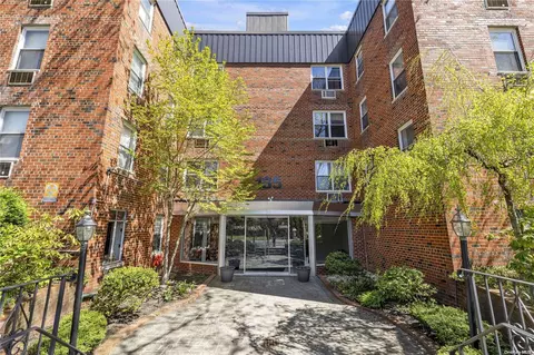 185 S Middle Neck Rd #1 K, North Hempstead, NY 11021