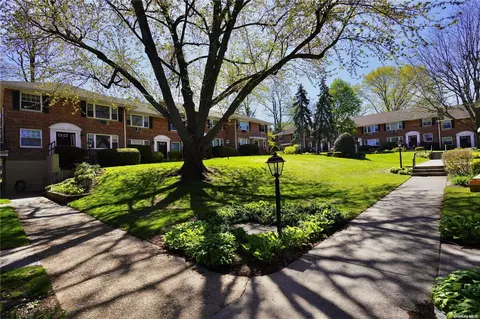 24 Madison Park Gdns # L, North Hempstead, NY 11050
