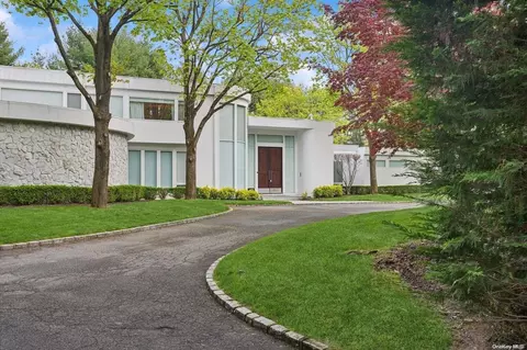 27 Grace Dr, North Hempstead, NY 11568
