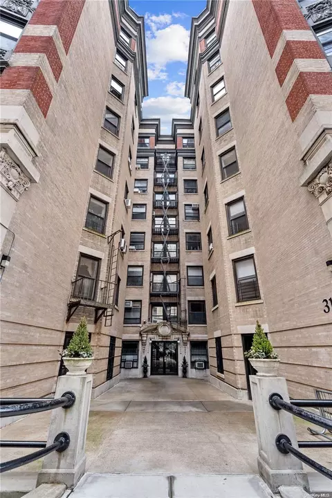 310 W 99th St #204, New York, NY 10025