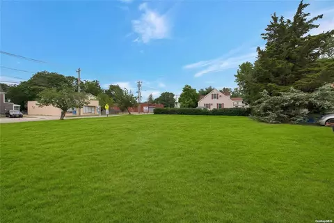 420 Osborn Ave, Riverhead, NY 11901 photo 1