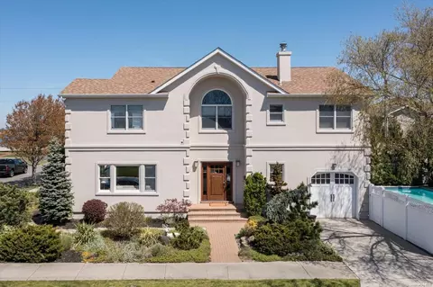 285 W Pine St, Long Beach, NY 11561