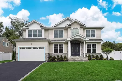 2 College Ln, North Hempstead, NY 11590