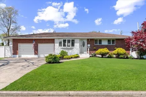 172 W 7th St, Deer Park, NY 11729