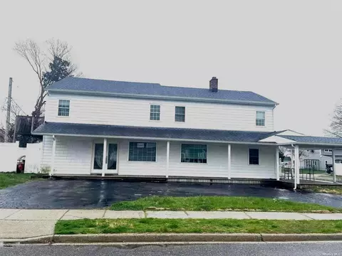 1 Woodpecker Ln, Levittown, NY 11756