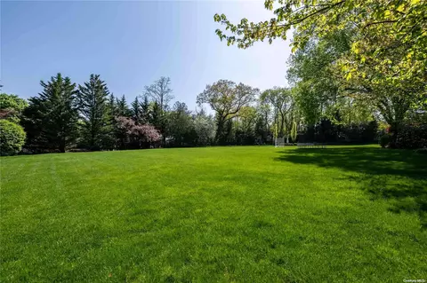 45 Birch Ln, North Hempstead, NY 11030