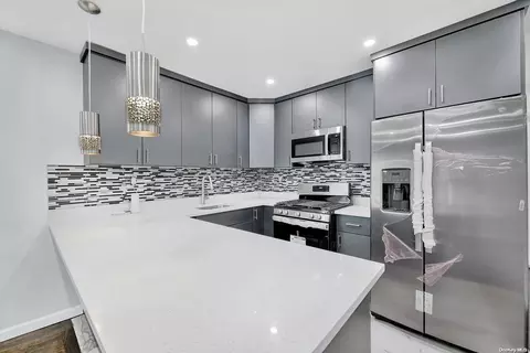 121-48 Grayson St, New York, NY 11413