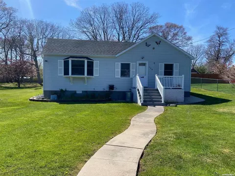 128 Maywood Dr, Mastic Beach, NY 11951
