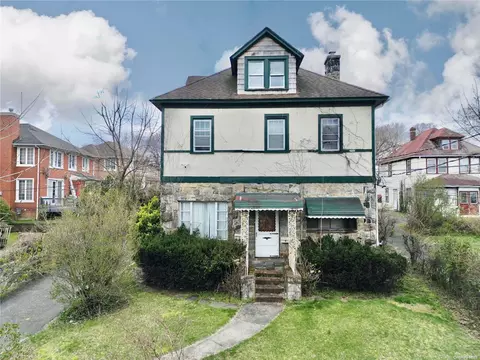 76 Steamboat Rd, North Hempstead, NY 11024