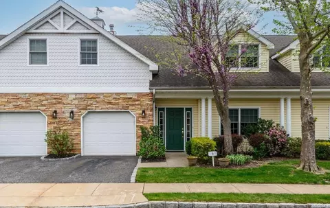 6 Miro Pl #6, North Hempstead, NY 11050