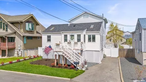 952 S 5th St, Lindenhurst, NY 11757