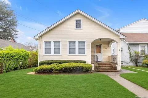 253 Rolling St, Malverne, NY 11565