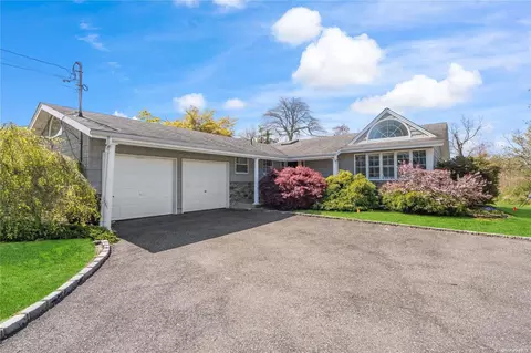 18 Fleets Point Dr, West Babylon, NY 11704