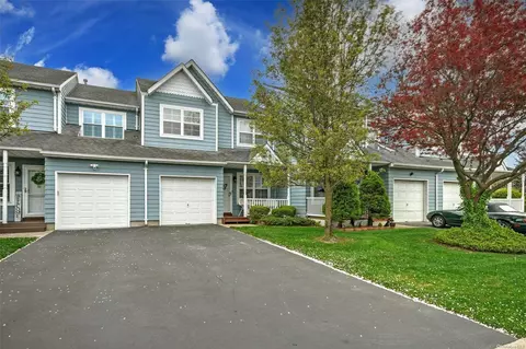 84 Sprucewood Blvd #., Central Islip, NY 11722