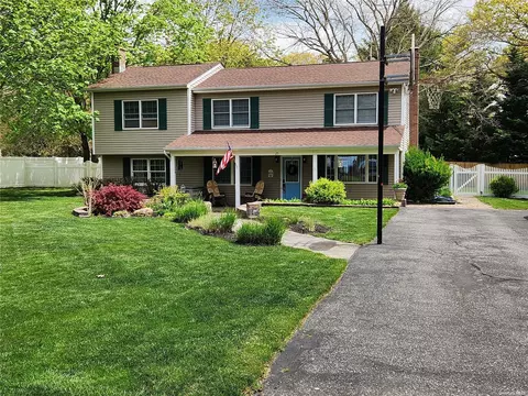 25 Giant Oak Rd, Ridge, NY 11961