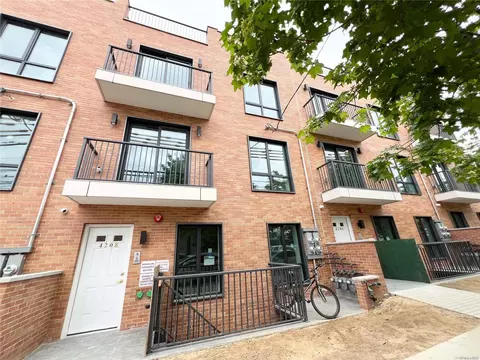 42-06 161st St, Flushing, NY 11358