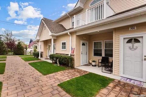 307 Anchor Ct #307, Copiague, NY 11726