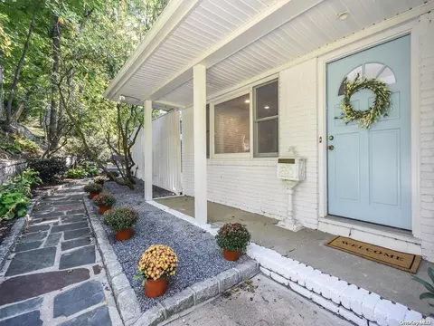 2 Locust Pl, Sea Cliff, NY 11579