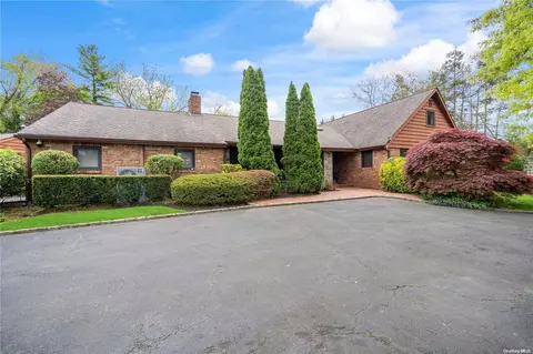 30 Club Ct, North Hempstead, NY 11576