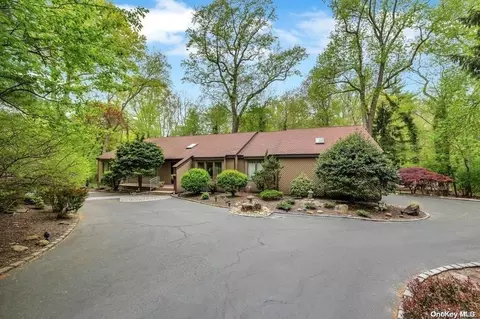 300 River Rd, Saint James, NY 11780