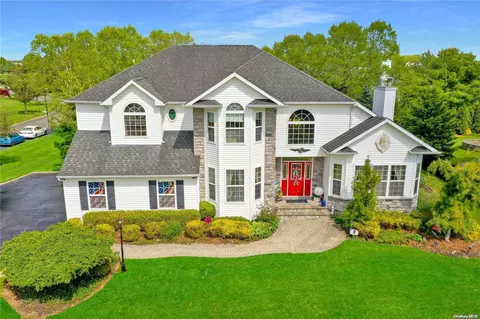 8 Island Trl, Mount Sinai, NY 11766