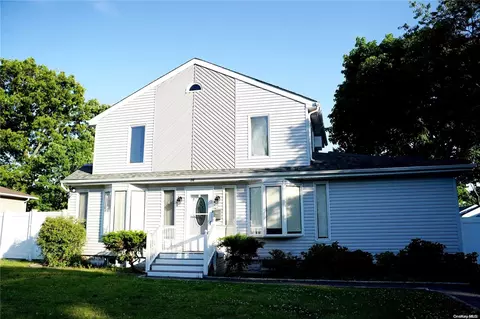 26 E 8th St, Patchogue, NY 11772