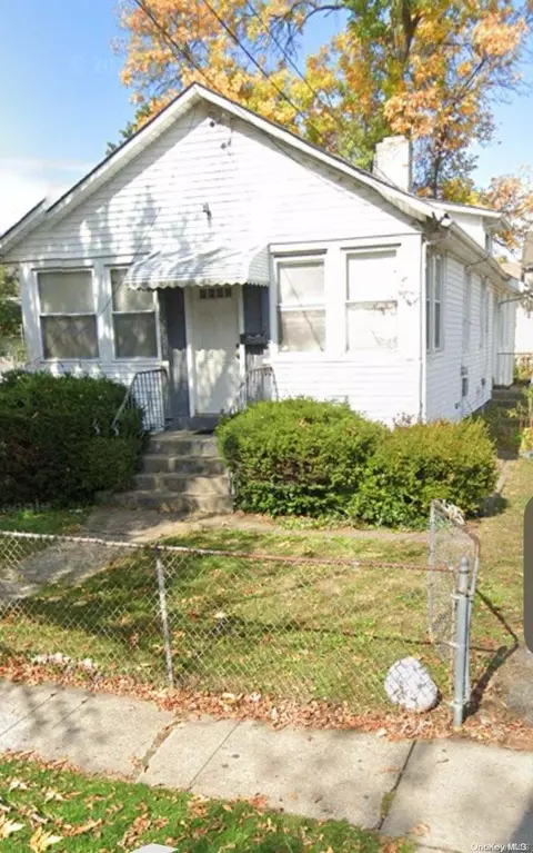 27 Midwood St, Hempstead, NY 11550