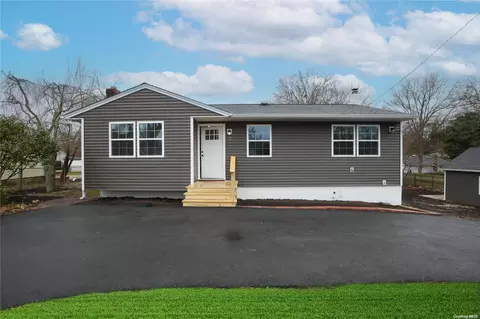 6 Cherry Ave, Holtsville, NY 11742