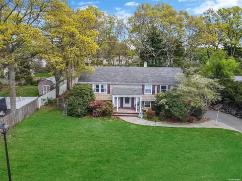 3 Pennaquid Rd, Coram, NY 11727