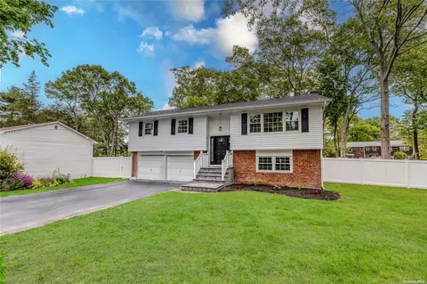 15 Midwood Ave, Nesconset, NY 11767