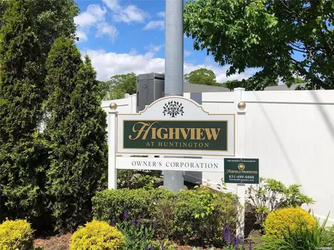 28 Biltmore Cir #28, Huntington Station, NY 11746