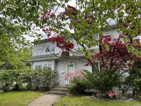 60 Sherwood Rd, Levittown, NY 11756