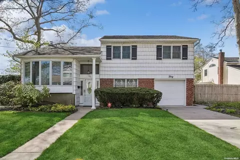 30 Oakwood Ln, Plainview, NY 11803