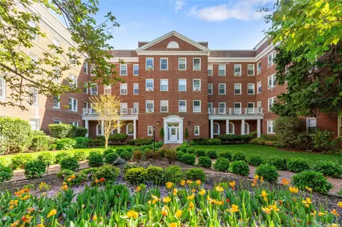 90 Knightsbridge Rd #3-A, North Hempstead, NY 11021