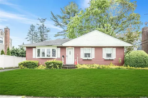 13 Ross Ln, East Norwich, NY 11732