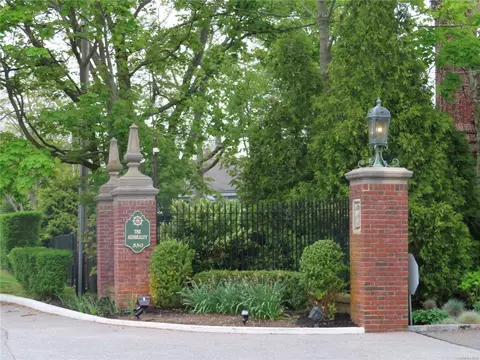 153 Anchor Ln #153, Bay Shore, NY 11706