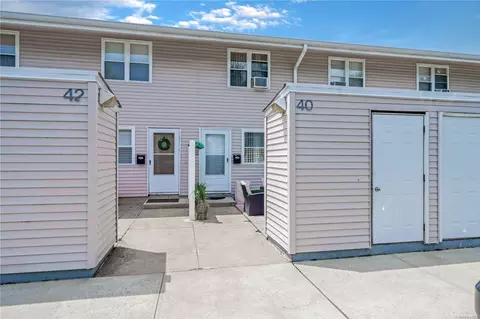 40 Townhouse Rd N #40, Huntington Station, NY 11746