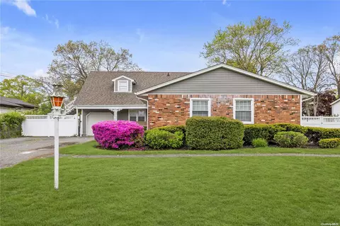 7 Pic Ct, Brentwood, NY 11717