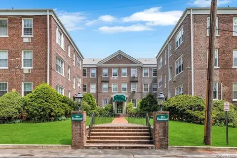 1 Meadow Dr #2-J, Woodmere, NY 11598