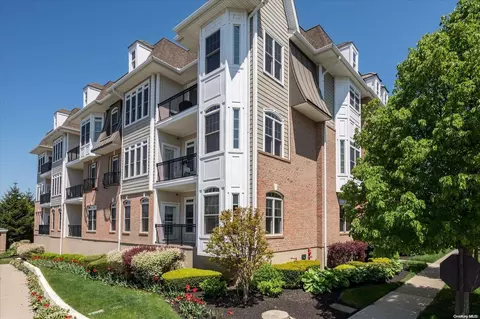 349 Trotting Ln #3, North Hempstead, NY 11590