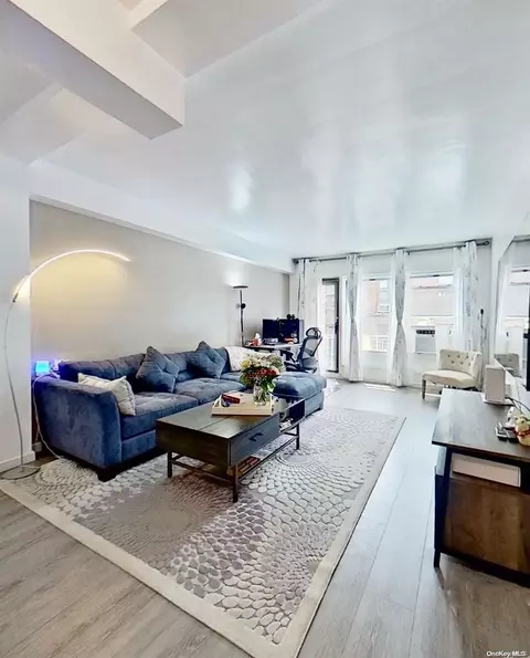 40 Schenck Ave #3D, North Hempstead, NY 11021