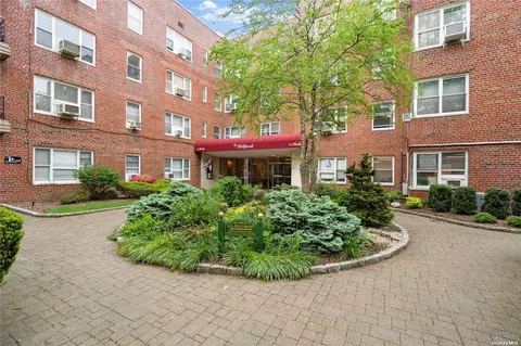 75 S Middle Neck Rd #2D, North Hempstead, NY 11021