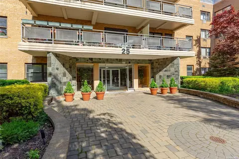 25 Park Pl #3-O, North Hempstead, NY 11021