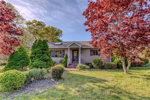14 5th St, Riverhead, NY 11901