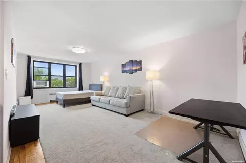 15 Canterbury Rd #C22, North Hempstead, NY 11021