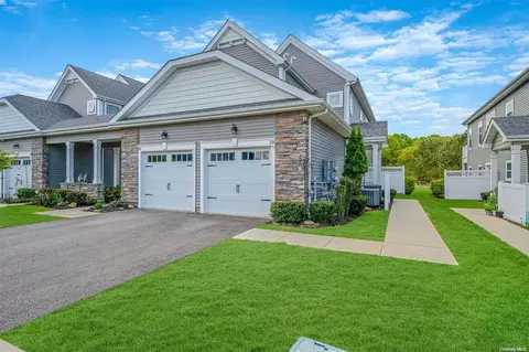 58 Willow Cir #58, Coram, NY 11727