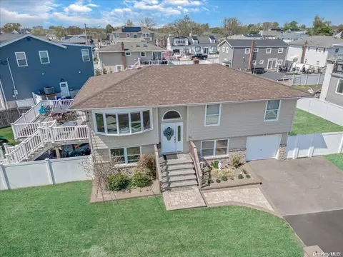 46 W Saltaire Rd, Lindenhurst, NY 11757