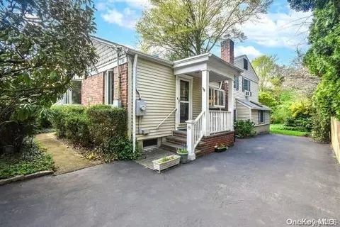 98 Glenwood Rd, Glenwood Landing, NY 11547